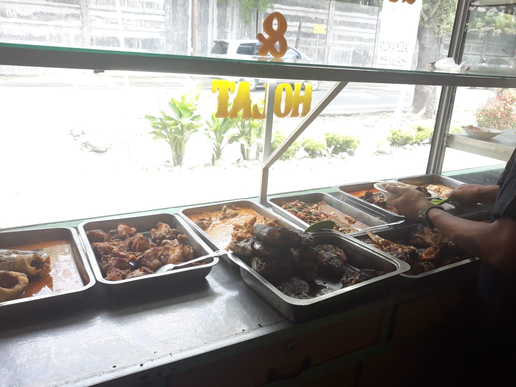 Bidik Penyuka Masakan Tradisional, Bung Rizal Buka Rumah Makan Ikan Baung dan Holat